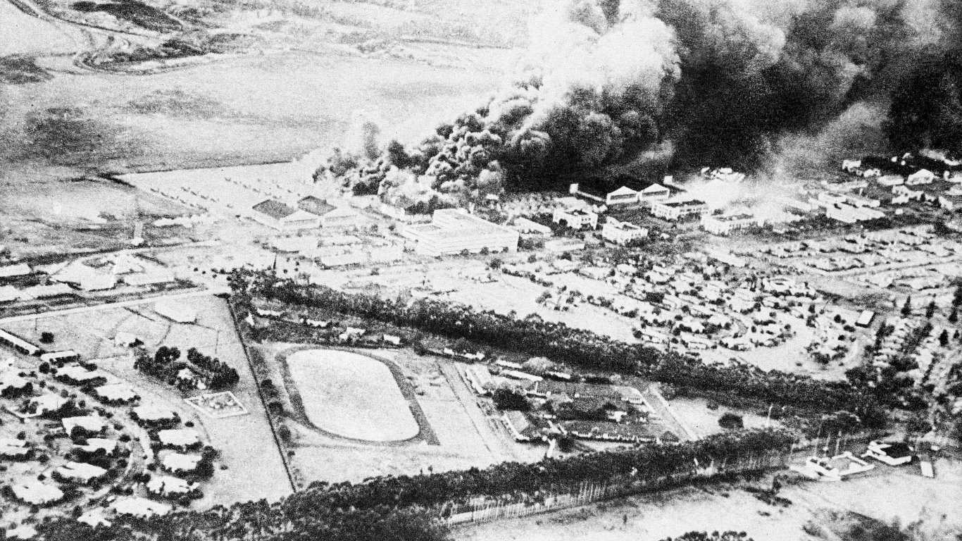 На 7 декември 1941 г. Япония напада военноморска база Пърл Харбър на Хавайските острови