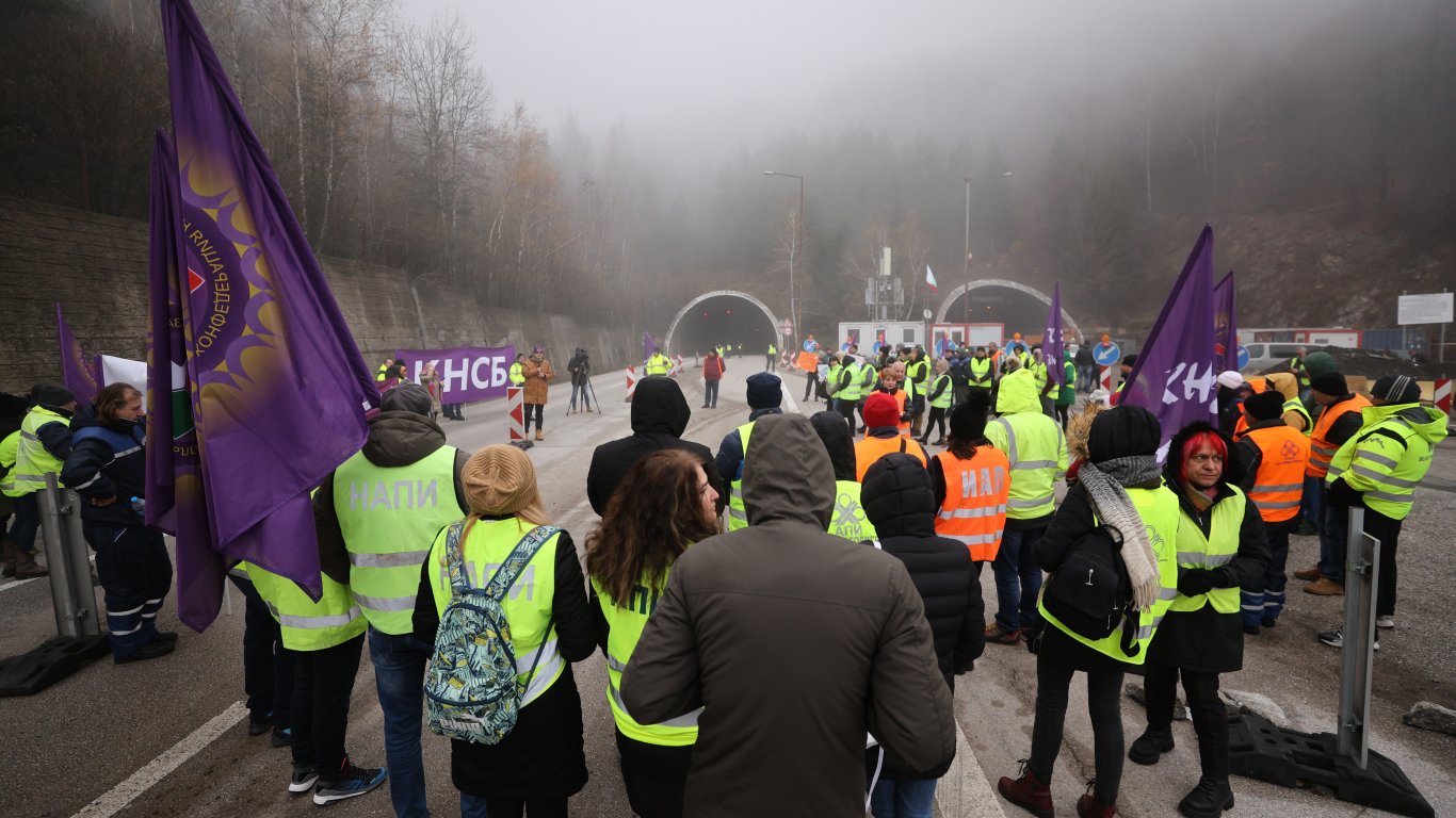 Работещи в АПИ блокираха магистрала "Хемус" с искане за по-високи заплати (снимки)