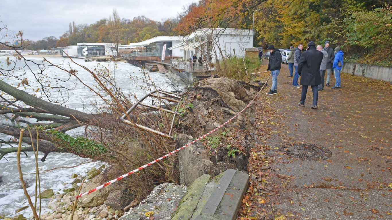 Крайбрежната алея във Варна е затворена заради откъсната настилка (снимки)