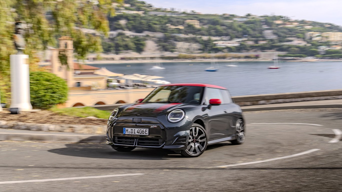 Новото MINI Cooper SE облече спортния екип на John Cooper Works