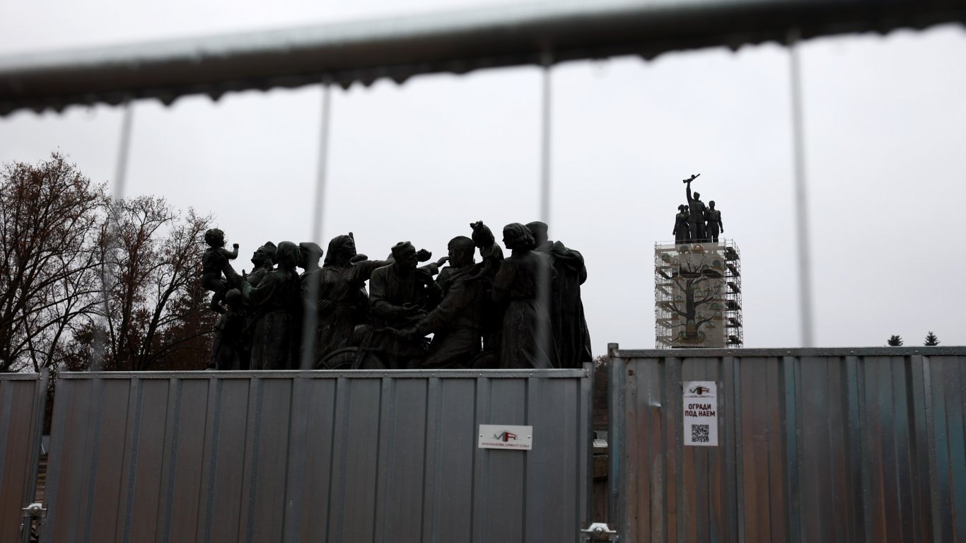 Поставиха нова ограда за демонтиране на фигурите на Паметника на Съветската армия (снимки)