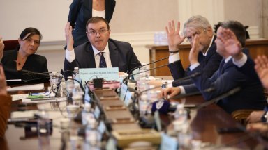 Комисията смята че докладът който ѝ е представен съдържа противоречиви