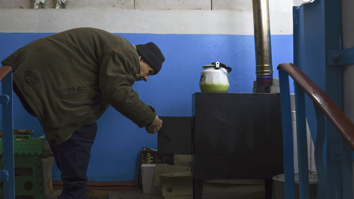 Украйна изпитва недостиг на електроенергия заради руския обстрел и студа