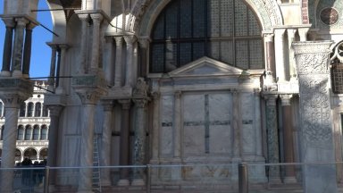 Активистите са използвали пожарогасители за да напръскат колоните на базиликата
