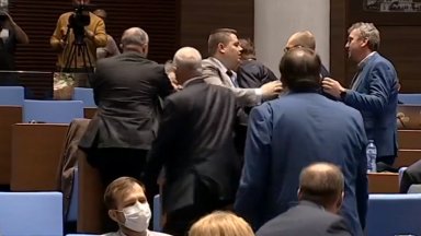 Схватка в парламента, от "Възраждане" налетяха на Манол Пейков, после падна и ветото за БТР-ите