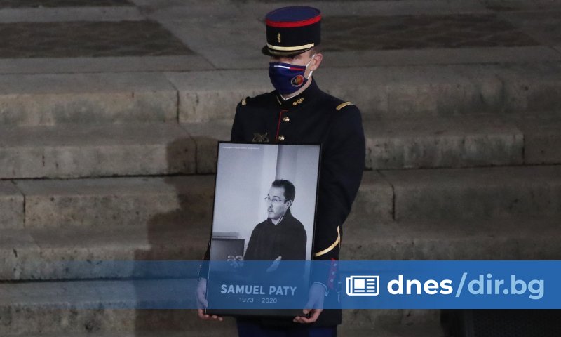 Пати беше убит, след като показал на учениците си карикатури