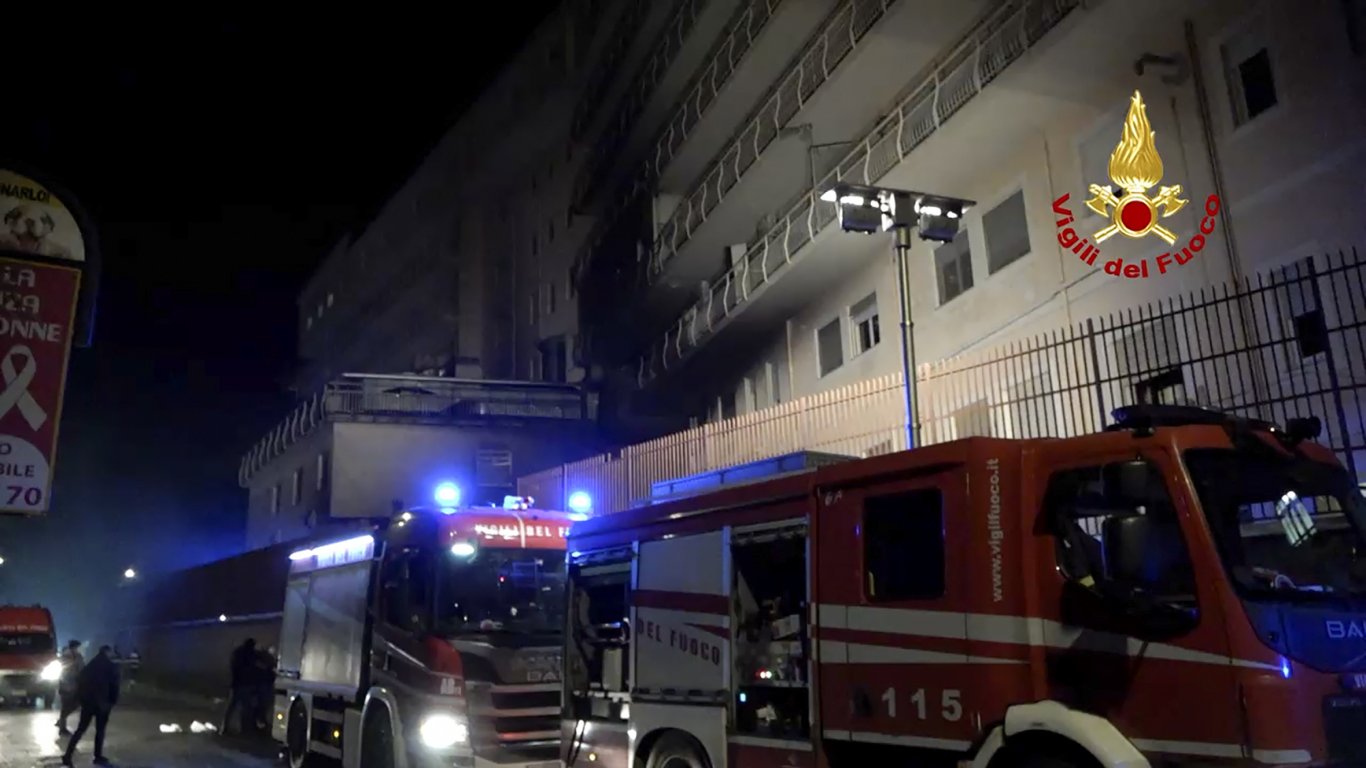 Пожар в болница край Рим наложи евакуацията на 200 паценти, жертвите са три (видео)