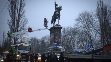 Властите в Киев демонтираха паметника на съветския командир Микола Шчорс