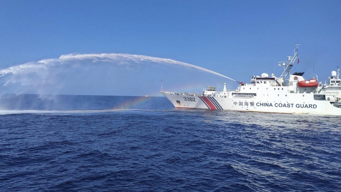 Китайската брегова охрана е използвала водни оръдия срещу филипински кораби