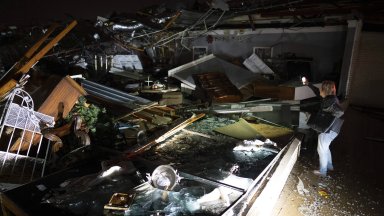 Разрушения, жертви и извънредно положение: Бури и торнада връхлетяха щата Тенеси (снимки)