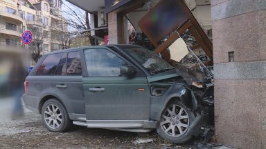 Автомобилът е влетял през тротоара и се е забил във