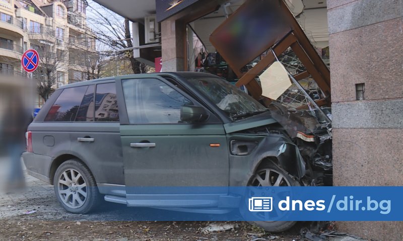 Автомобилът е влетял през тротоара и се е забил във