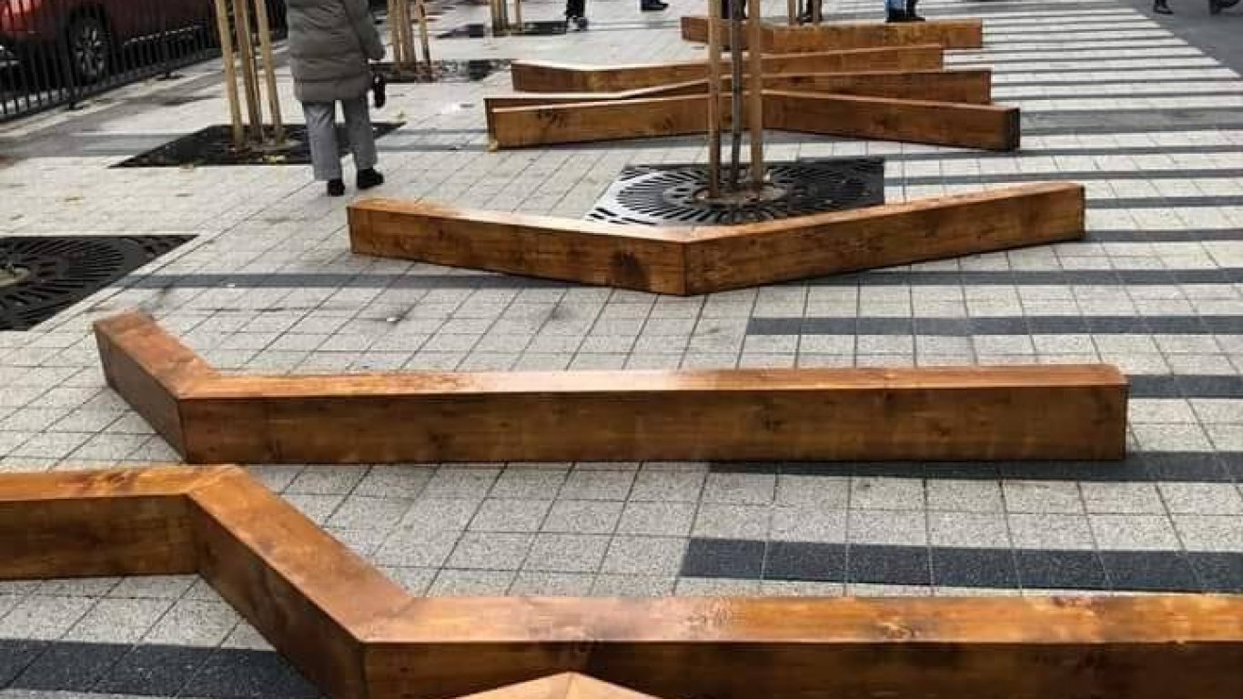 Странни дървени греди в центъра на София, от общината обясниха, че са част от бъдещи пейки
