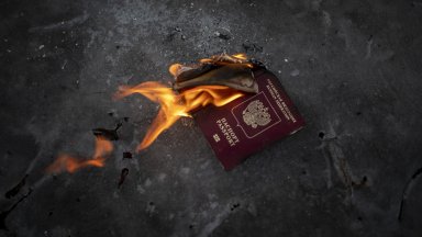 Според руското законодателство властите могат да наложат забрана за пътуване