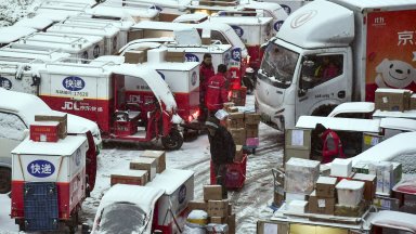 Китай под снежна блокада: Спрени автобуси, затворени училища и парализирани летища