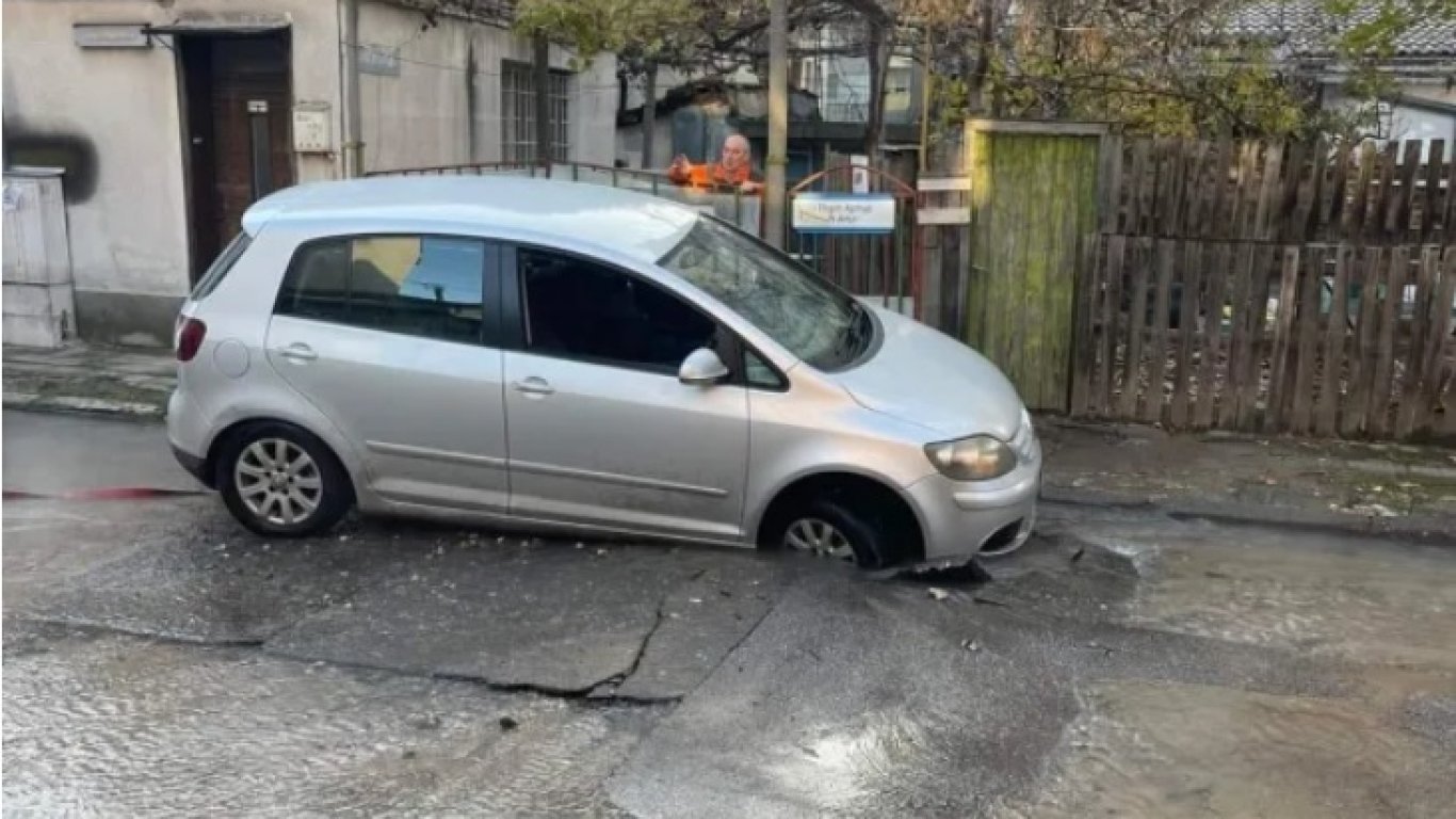 Кола пропадна в дупка, отворила се след голяма ВиК авария в Пловдив
