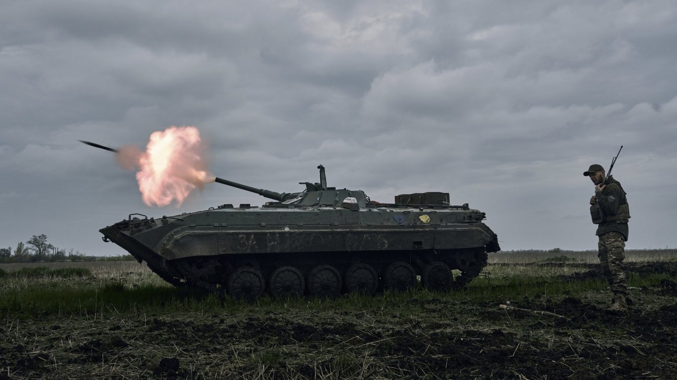 Украински военни: Русия предприема нови масирани атаки с танкове срещу Авдеевка и Мариинка