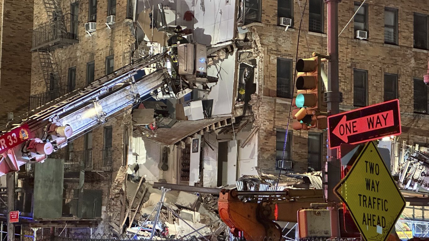 "Жена ми се обади, че сградата се мести": Рухна част от стара кооперация в Бронкс (снимки)