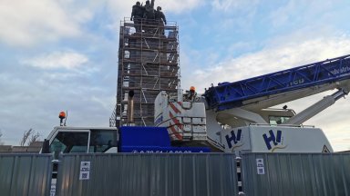 Всички снимки Днес ще бъде изградено скеле след това ще