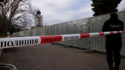 С полиция и жандармерия демонтират фигури от Паметника на Съветската армия (снимки)