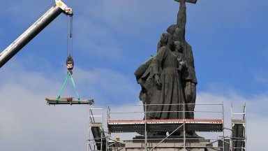 Обособен е периметър и са изградени контролно пропускателни пунктове на алеите