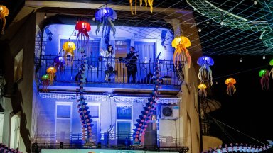 Светещата феерия от морски обитатели наречена от създателите си празнична