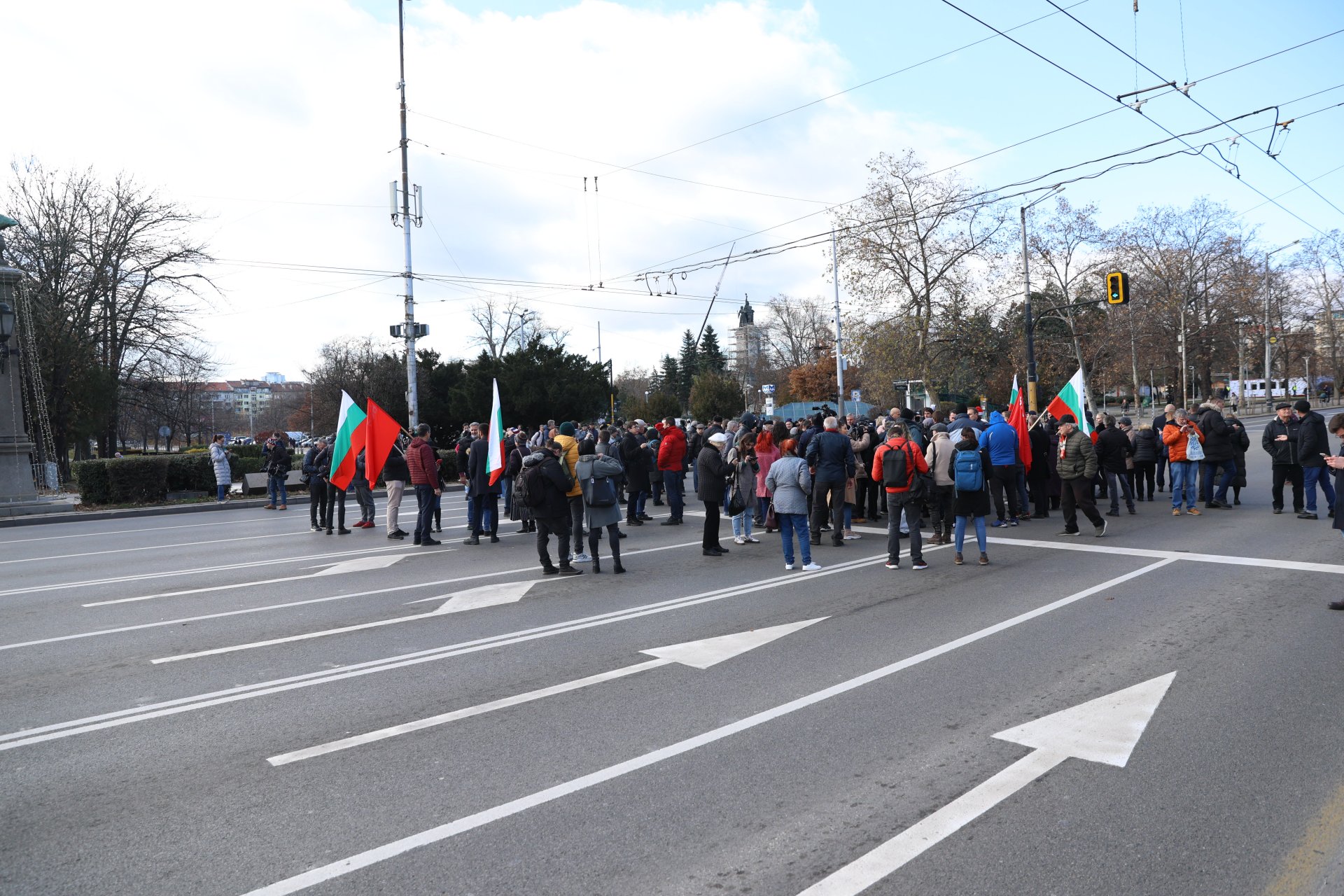 Протестиращи срещу премахването на монумента блокираха "Орлов мост"