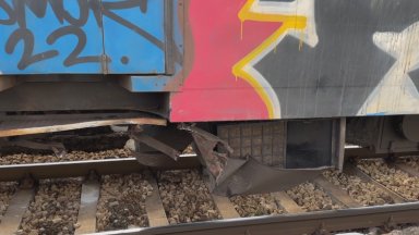 81-годишен шофьор не видя влак и се се блъсна в него, машинистът пък разбра за удара по-късно