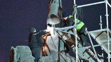 Пред монумента има засилено полицейско присъствие Събрали са се и