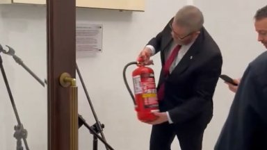 Скандал в полския парламент: Депутат загаси с пожарогасител менората за Ханука (видео)