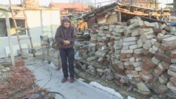 Възрастни жени живеят във фургон без ток от 8 години, вода наливат от гробищата 