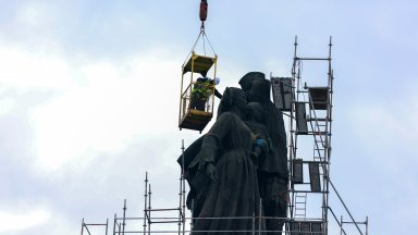 Днес демонтирането на Паметника на Съветската армия продължава снимки може