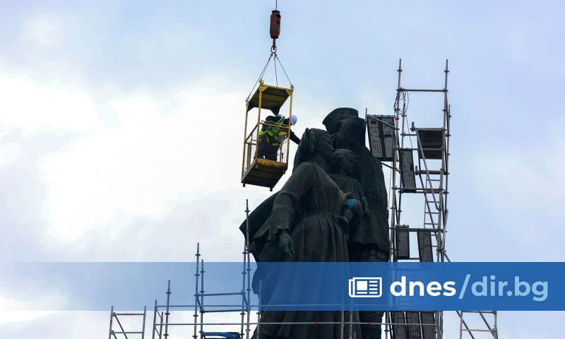 Днес демонтирането на Паметника на Съветската армия продължава, снимки може