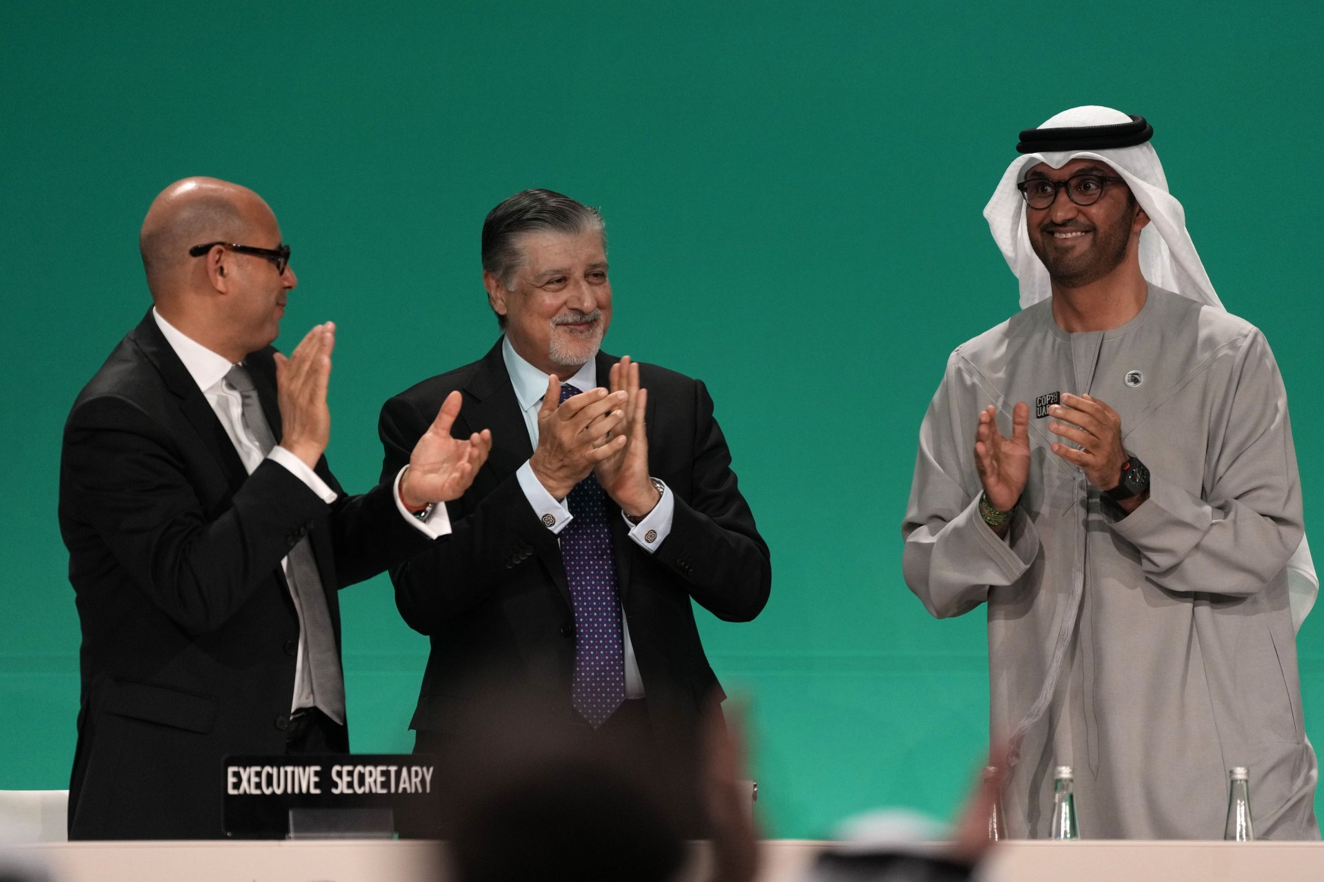 Президентът на COP28 (KOP28) Султан ал-Джабер, вдясно, с шефа на ООН по климата Саймън Стийл, вляво, и изпълнителният директор на COP28 Аднан Амин