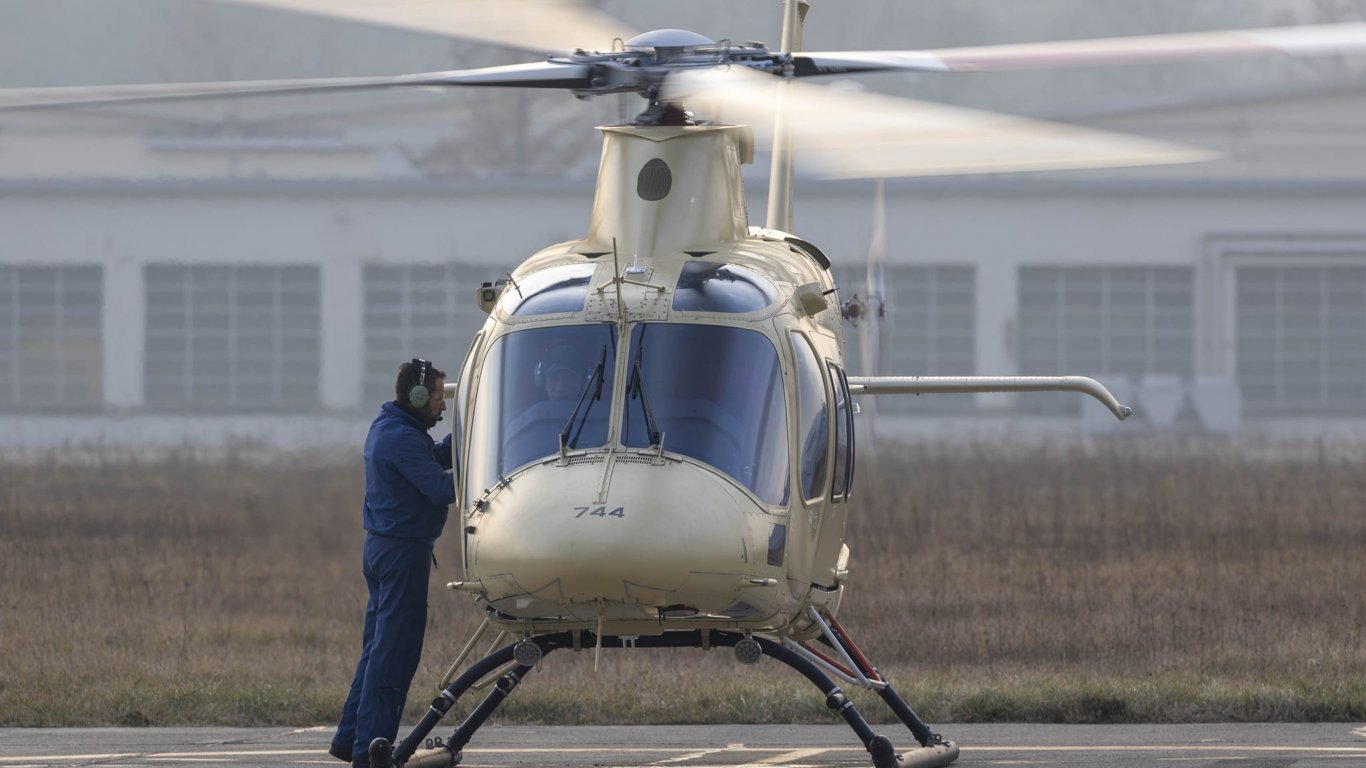 Първият български хеликоптер за спешна помощ извършва тестови полет (снимки)