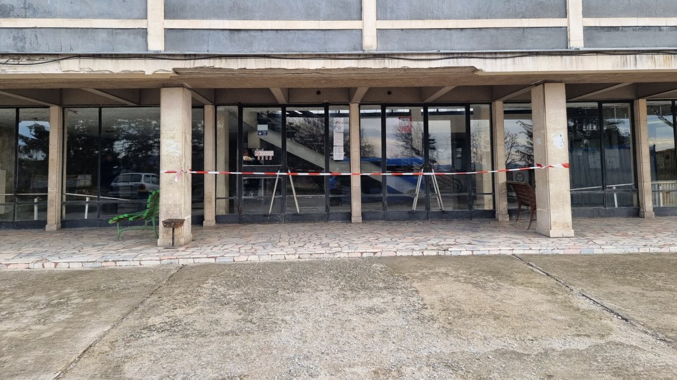Заради изоставен куфар жп гарата в Разград бе отцепена за часове (снимки)