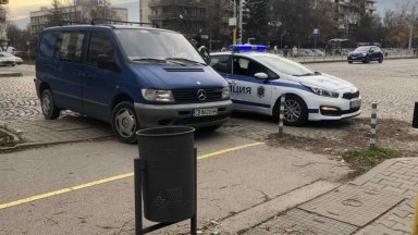 Шофьор на бус помете три жени и две деца на пешеходна пътека в София