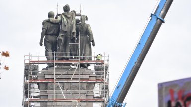 Втори ден от демонтажа: Режат големите фигури на Паметника на Съветската армия (снимки)