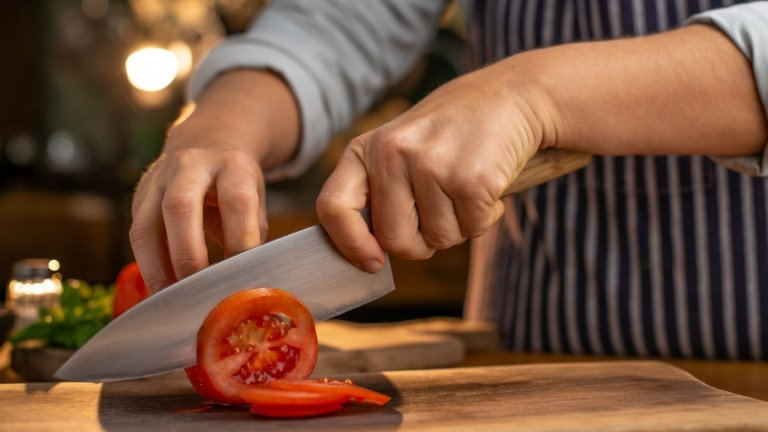 Как да наточите нож на ръба на чаша или чиния