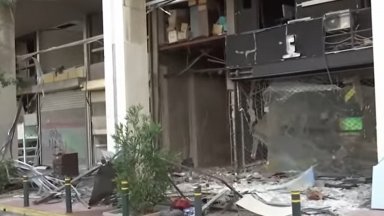 Мощна бомба избухна пред магазин до гръцкото пристанище Пирея (видео)