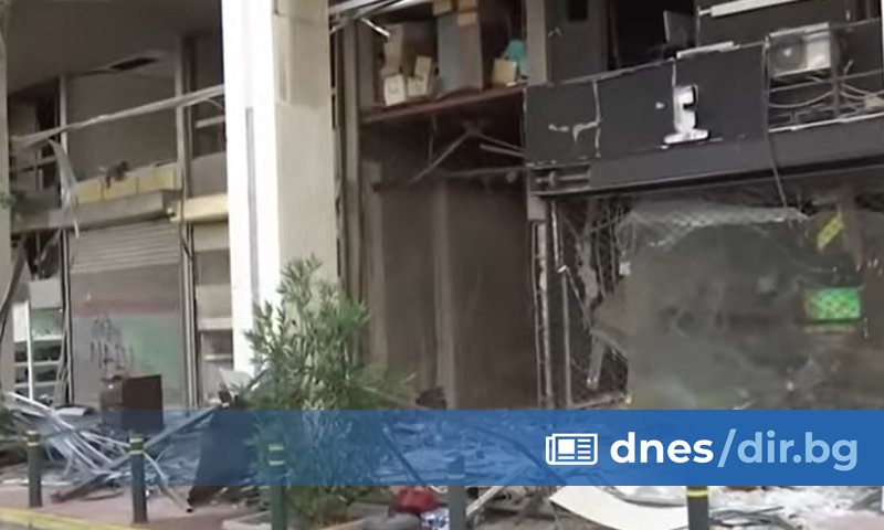 Към момента извършителите не са установени. Не е ясно и