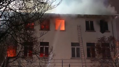 Мъж и дете от България загинаха при пожар в германския град Офенбах (видео)