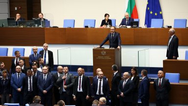 Заседанието започна с декларация от името на Възраждане във връзка