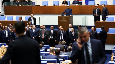"Хепънинг, пърформанс или хор": Пренесоха протеста за ПСА в парламента
