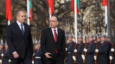 След церемонията българският президент и албанският му колега започнаха на