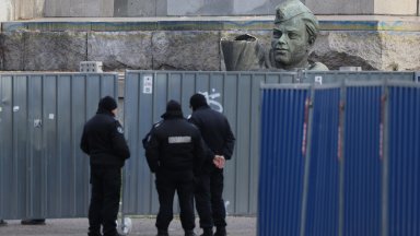 Паралелно започва и изработването на техническа спецификация за планираната реставрация