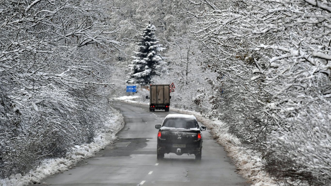 Затвориха пътя Бургас - Варна и Троянския проход заради снеговалежа