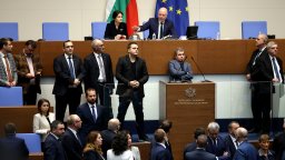 Протестът на БСП, ИТН и "Възраждане" отложи гласуването на бюджетите на НЗОК и ДОО