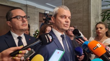 Депутатите се струпаха около парламентарната трибуна с различни мотиви