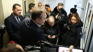 Депутати от БСП нахлуха в областната управа, но Вяра Тодева отказа да ги приеме